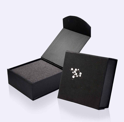 Scatola regalo magnetica a forma quadrata fatta con carta